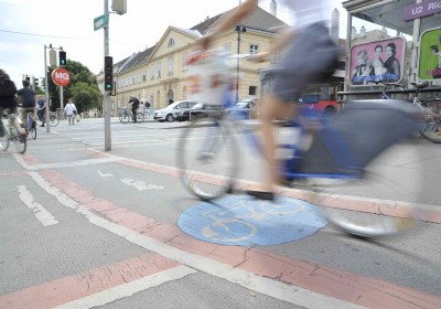 Radweg mit Radfahrer in Richtung Museumsquartier (7., Museumsplatz 1)