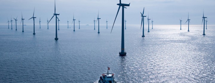 Die 48 Siemens Windenergieanlagen vom Typ SWT-2,3-93 haben eine Leistung von jeweils 2,3 Megawatt. Der gesamte Offshore-Windpark hat eine Leistung von 110 Megawatt. Das Bild zeigt ein Serviceschiff auf dem Weg zum Windpark.
The 48 Siemens SWT-2.3-93 wind turbines each have a capacity of 2.3 megawatts. The entire offshore wind farm has a total power of 110 megawatts. The photo shows a service ship en route to the wind farm.