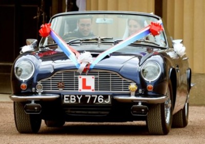 Vilmos herceg és Kate Middleton az Aston Martinnal